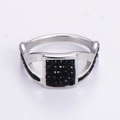 Anillo retro plateado con pedrería negra cuadrada de diseño francés minimalista - US 6 / Color Acero