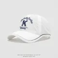Detail van witte ademende honkbalpet met blauwe 3D-letter K borduring en ventilatie - Kinderen 3-8J ca. 50-54CM / K Letter Wit