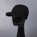 Detalle de la textura de punto negro en una gorra de béisbol de invierno gruesa - M (56-58cm) / Negro