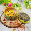 Candela profumata in latta mandala gialla con petali di fiori rossi essiccati - Pera Inglese e Fresia