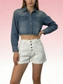 Dettaglio degli shorts in denim bianco a vita alta con orli a frange e bottoni - S / Bianco