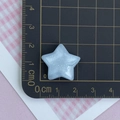 Macro di una stella in resina glitterata azzurra da 2,5 cm per fai-da-te su tappetino - Stella Blu Glitterata
