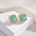 Pendientes de oro con piedras redondas verde claro y circonitas blancas en diseño halo - Verde Craquelado Chapado en Oro