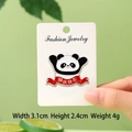 Lindo pin de esmalte de panda con cinta roja en tarjeta, insignia de 3,1 cm x 2,4 cm para ropa - Feliz Día Nacional Panda
