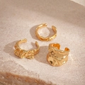 Set de 3 anillos dorados estilo lava con textura sobre fondo de piedra natural - Juego de Anillos Abiertos Plisados / Dorado