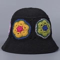 Dettaglio del cappello pescatore fatto a mano con motivi floreali colorati su filato nero - M (56-58cm) / Nero