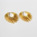 Pendientes dorados estilo punk con diseño de rayos de sol sobre fondo blanco - Dorado