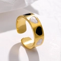 Anillo ajustable de acero de titanio chapado en oro 18K con corazones de esmalte blanco y negro - Abierto Ajustable / Dorado