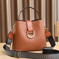 Sac seau marron à texture tressée avec large bandoulière géométrique et détails dorés - Tissé-Jaune Terre