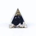 3cm Harz-Pyramide mit schwarzen Steinen und Goldflocken als Schreibtisch-Deko - Obsidian
