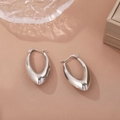 Orecchini a cerchio a goccia in acciaio inossidabile lucido su espositore chic - Argento
