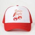 Dettaglio del cappello trucker rosso e bianco con stampa Feeling Lucky cherry 8-ball - Bianco e Rosso