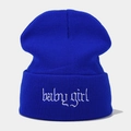 Nahaufnahme der baby girl Stickerei auf königsblauer Strickmütze mit Umschlag - Einheitsgröße / Blau