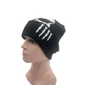 Bonnet en tricot d'hiver avec motif squelette blanc sur tissu noir sur une tête de mannequin - L (58-60cm) / Noir