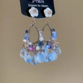 Dettaglio di orecchini a fiore con stelle blu, perle e nappine di cristallo - Stile Nappa con Strass Sfumato Blu / Blu