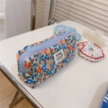 Dettaglio ravvicinato della pochette in tela a fiori blu con etichetta bianca - Bianco Rosso Blu Floreale