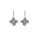 Dettaglio di orecchini a fiore con cristallo blu e zirconi in montatura argento - Petali Blu-grigio / Blu
