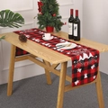 Detalle del camino de mesa navideño de cuadros rojos y negros con motivos festivos - Árbol de Navidad Best Wishes