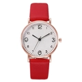 Gros plan d'une montre à quartz dorée avec cadran blanc texturé et bracelet en cuir rouge - Rouge