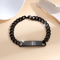 Nahaufnahme des schwarzen Edelstahl-Panzerarmbands mit einer rechteckigen Metallplatte - Ohne Verlängerungskette Stil / Schwarz ohne Verlängerungskette