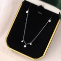 Collana scintillante in argento S925 con cinque zirconi in una scatola portagioie verde - A3925 / Oro Bianco