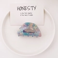 Elegant semi-circular hair claw clip featuring a colorful marble acetate pattern - Floral Blue