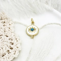 Dettaglio macro del ciondolo occhio del male dorato con gemma blu e cristalli micro-pave - Disco Tondo Piccolo Bianco 19,7*12,6mm