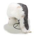 Detalle de gorro de invierno de gamuza gris con forro suave de piel sintética de zorro - M (56-58cm) / Gris