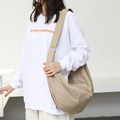 Borsa a tracolla minimalista in nylon kaki stile dumpling con ampia tracolla regolabile - Cachi