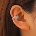 Gouden hartvormige ear cuff met zirkonia voor oren zonder gaatjes in modieuze stijl - Pavé gezette zirkonia hart (WG-1240) / Goud