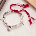 Bracelet tressé rouge fait main avec breloques argentées et cordon ajustable - Rouge-Paix et Joie (Plaque d'argent)