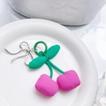 Handgefertigter Kirsch-Schlüsselanhänger aus Stoff mit rosa Beeren und silberner Schleife - Kirsch Schlüsselanhänger / Grüner Verschluss