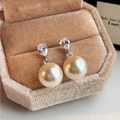Eleganti orecchini di perle dorate con zirconi in un portagioie di velluto beige - Stile Perla Oro Champagne Zircone a Goccia (Perno Argento-Argento)