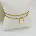 Pulsera de doble capa en acero dorado con clip y colgante de letra G y nácar - Letra G