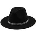 Détail d'un fedora en laine noire avec une bande pailletée argentée et un bord large plat - Noir