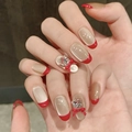 Détail d'ongles adhésifs French rouges avec nœuds 3D et strass brillants décorés - XS / Style Ovale Court (200)