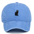 Detailansicht der hellblauen Baseballkappe aus gewaschener Baumwolle mit schwarzer Katze - Hellblau