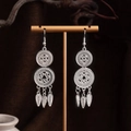 Orecchini etnici lunghi in argento con motivi traforati su un supporto dorato - Nappa a Foglia Traforata (E6081-1) / Argento