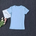 Eng anliegendes hellblaues Kurzarm-Yoga-T-Shirt für Fitness auf grauem Grund - Hellblau