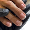 Unghie finte French bianche minimaliste con base rosa nude e forma quadrata lucida - Stile con Colla (JP3368)