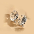 Dettaglio di orecchini ovali in acrilico sfaccettato con placcatura argento e base in oro 14K - Bianco (Base Argento)