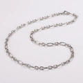 Détail d'une chaîne à maillons ovales en acier inoxydable argenté avec fermoir mousqueton - Collier