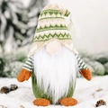 Gnome de Noël vert avec chapeau en tricot et longue barbe blanche sur fond de neige - Style Tricoté à Rayures / Vert Rayé
