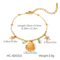Detail van gouden armband met schelp en zeester hangers inclusief afmetingen - Zeester Schelp Groene Kralen Stijl (HC-B20310)