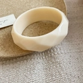 Macro detail van beige geometrische acryl armband met gladde randen en hars textuur - Geometrische Gefacetteerde Stijl (HB4514-8) / Wit