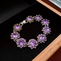 Macro di un bracciale floreale in cristallo con pietre viola in una scatola regalo lusso - Bracciale-Viola