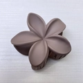 Pinza de pelo marrón mate con diseño de flor de plumeria para peinados elegantes - Pinza Para El Cabello De Frangipani Esmerilado Marrón Oscuro [aprox. 8 X 7 X 43 Cm]