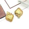 Paire de pendentifs fraises en or mat avec détails texturés et anneaux de suspension - Fraise Creuse / Or