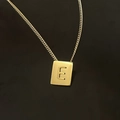 Quadratische 18K vergoldete Edelstahlhalskette mit einem hohlen Anhänger Buchstabe E - Halskette mit Anhänger / Buchstabe E