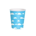 Dettaglio di un bicchiere di carta usa e getta con cielo blu e nuvole per feste - Bicchiere di carta